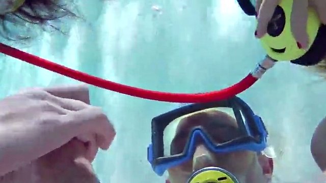Due ragazze calde succhiano un grosso cazzo in piscina