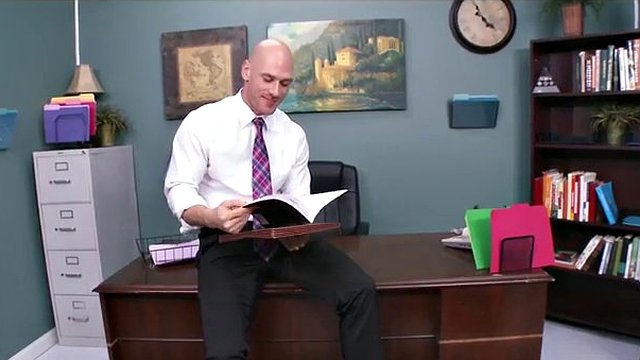 Busty milf pornstar Lisa Ann is the best office slut