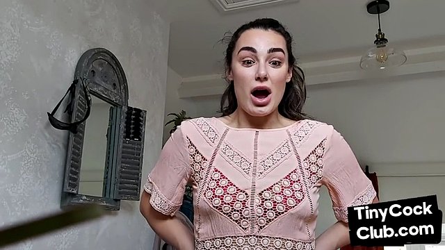 Britisches CFNM-Babe neckt kleinen Schwanz und bettelt um Abspritzen