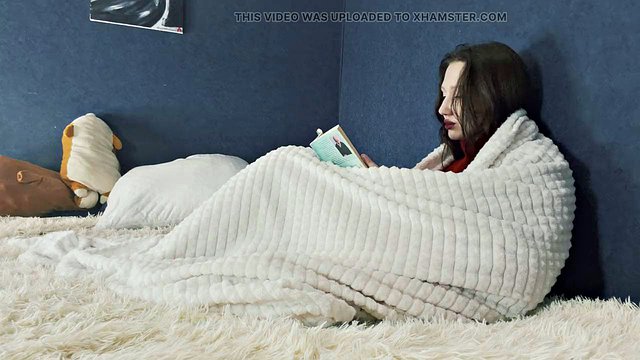 JessLux encharcada de cacau e marshmallows como Tiny Roommate Nightmare