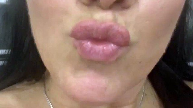 Hübsche erwachsene Brünette fickt sich mit einer Gurke, die wie ein Schwanz gebogen ist: Amateur-, Anal- und Eporner-Porno