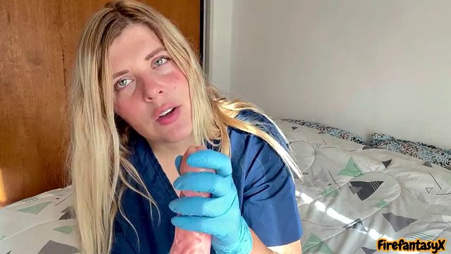 Una bella infermiera con guanti in lattice ti viene a trovare a casa