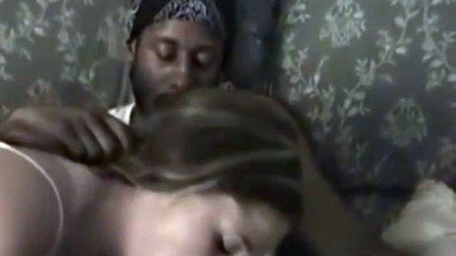 Frau teilte zweimal auf der Couch geteilt