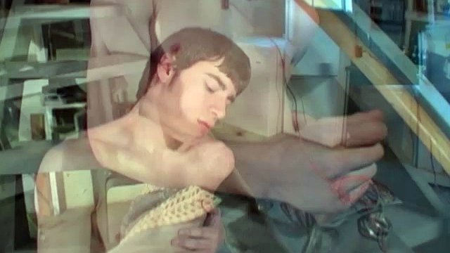 Dieser heterosexuelle 19-Jährige fickt vielleicht lieber Mädchen, aber er neckt uns Jungs auch gerne. Er hat genau das Richtige, komplett mit einem wunderschönen kurvigen 7-Zoll-Männchenschwanz.