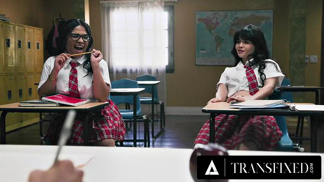 TRANSFIXED - To slemme studenter i varetekt blir godt straffet av hennes hotte translærer TS Foxxy