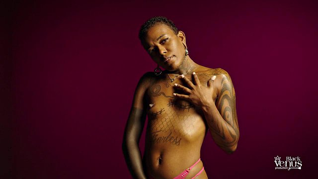 Le strip-tease Sultry Mind Game d'Ebony Stunner enlève chaque couche dans un solo privé,