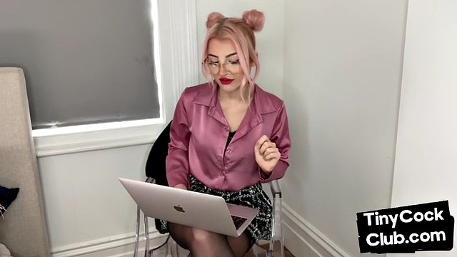 Gözlüklü CFNM hatun minik yarak kaybedenlerin resimlerini alay ediyor