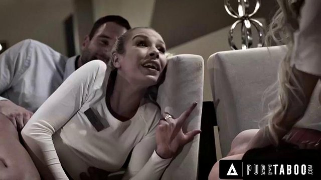 Puro tabù raccapricciante driver attira l'autostoppicista del college Kenzie Reeves & Carmen Caliente a casa sua