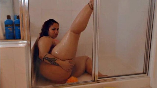 scarlett shower