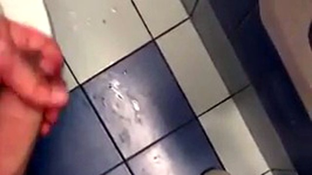 ragazzo che scopa nel bagno pubblico
