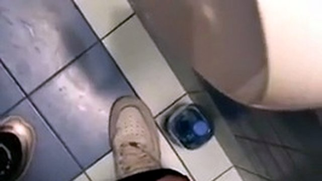 公衆トイレでセックスする少年