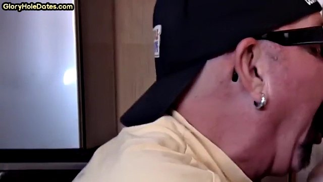 Gloryhole pompino gaydaddy succhia il pene con la sua bocca avida
