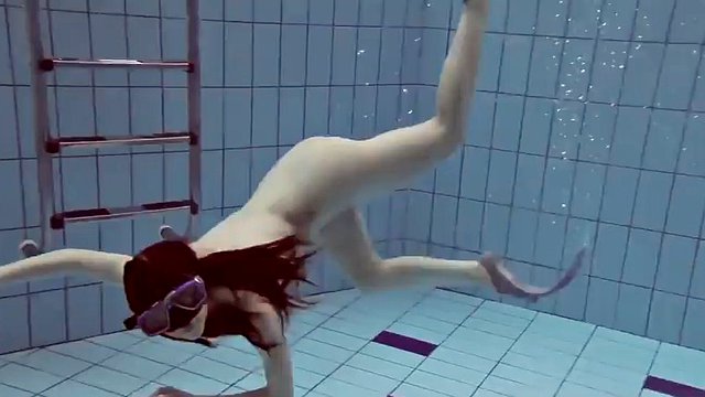 Underwater slut Roxalana Cheh naked