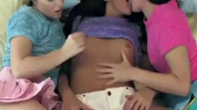 3 ragazze si divertono con gli strap-on: pompini, pecorina e porno con tette grosse