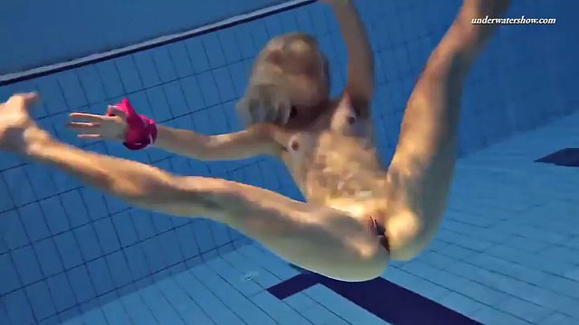 Hot Elena shows what she can do under water