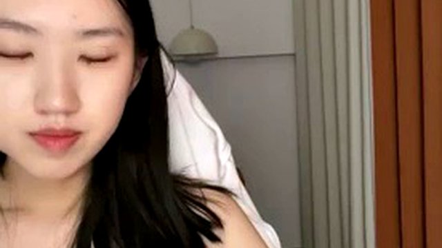 Heavy! Bros! The most authentic school beauty is here, [Spicy Hot Pot], a college student, with a perfect body, and the Chinese live broadcast has such strong pubic hair and strong desire, which is in contrast to her appearance (5)