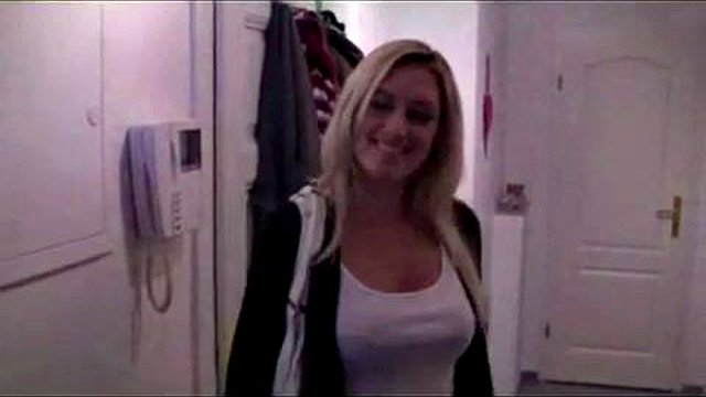 Bionda sottomessa che urla anale cazzo nella catena delle manette Cum deglutito