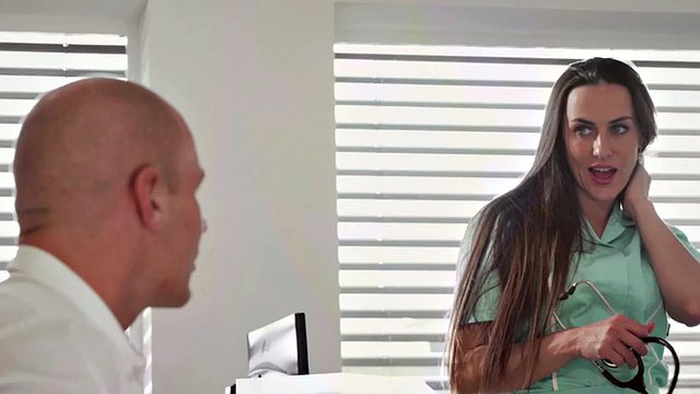 Infirmière aux seins moyens baise une patiente dans son bureau