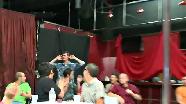 αγόρια πιπιλίζουν έναν κόκορα δημόσια