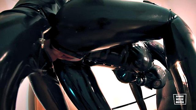 Masque à gaz baise en caoutchouc lourd: Big Ass, Babe & Handjob Porn