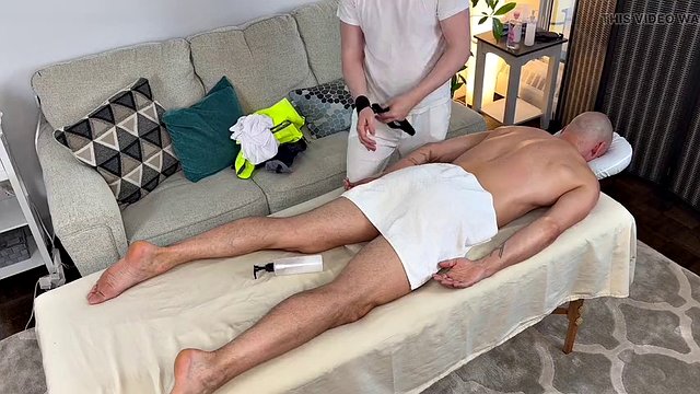 Construction guy got horny during massage with a new masseur