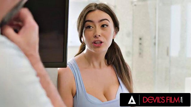 Devils Film - Teen Chloe Surreal viene martellato dal papà dell'amico in vapore tabù romp