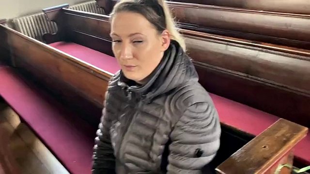 Acolyte scopa una milf bionda arrapata in chiesa! Riceve lo sperma benedetto!