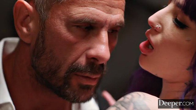 Deeper. Baddie Valerica Steele esguicha em todo o chefe mais velho, pau grosso com Manuel Ferrara: pornografia