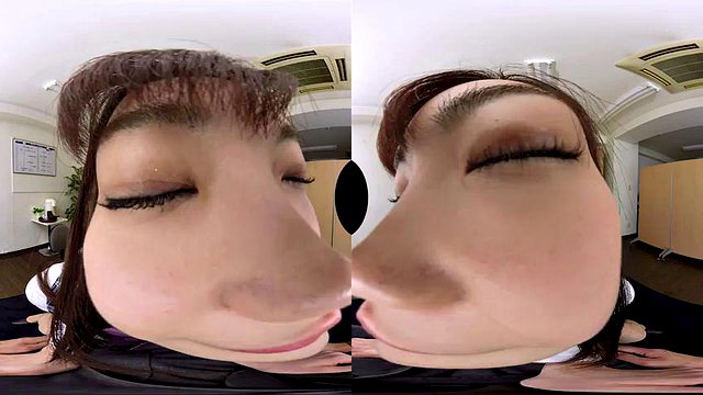 Una ragazza asiatica ama scopare mentre è in VR: pompini, pov e porno in realtà virtuale
