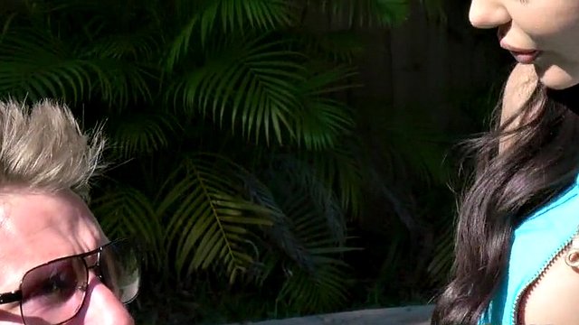 lela star caught a paparazzi and teased him by shaking her enormous butt in front of