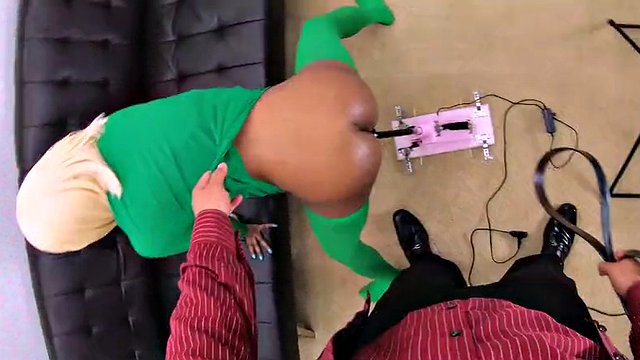 Figa figliastra d'ebano BDSM scopata da una macchina e sculacciata