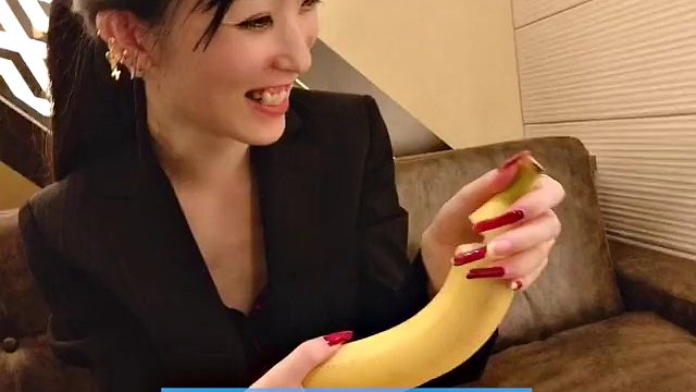BANANA BLOWJOB to put on the condom! Japanese amateur handjob