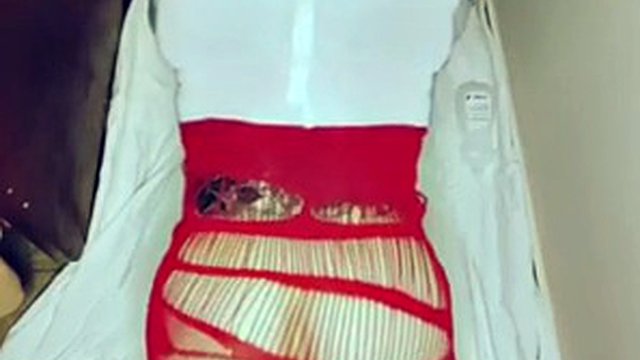 Addestramento della femminuccia. Mano nel culo. Fisting travestito. Autoscoparsi con un grosso dildo nel culo.
