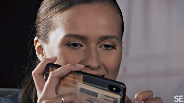 Stacy Cruz le da una mamada y un creampie a Lutro