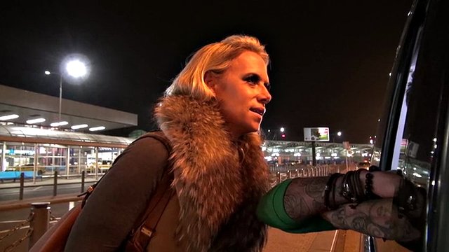 Blonde street walker sucking the cock then gets fucked