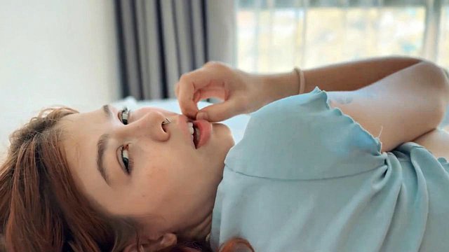 가슴이 큰 빨강 머리 의붓 딸이 얼굴 사정으로 열심히 두들겨 쳤습니다.