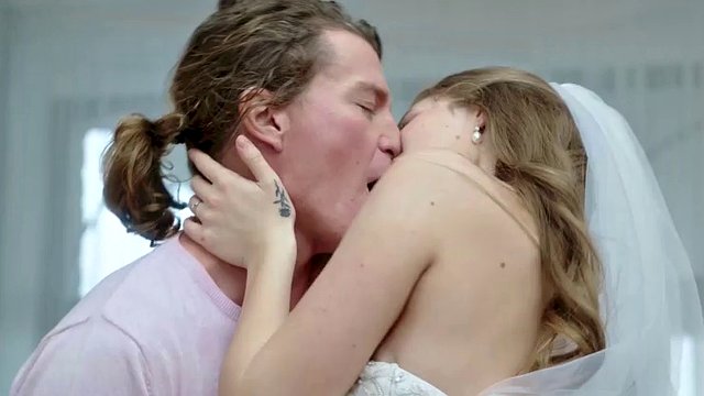 العروس4K. صُدم ضيوف حفل الزفاف بمقطع فيديو XXX للعروس الجميلة