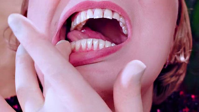 Latexové rukavice ASMR Video. Zubní fetiš. Arya Grander