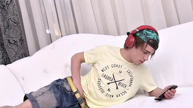 Il ragazzo alto Charles si masturba il cazzo duro guardando il porno!