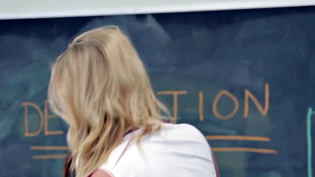 Ungezogenes College-Mädchen verführt strenge Lehrerin beim Sex