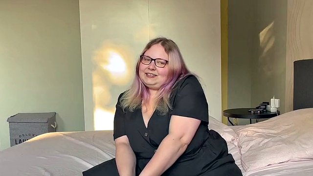 18 歲 BBW 擁有巨大的乳房！高潮！！！