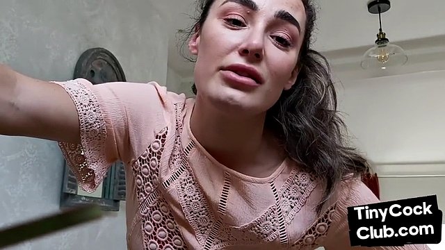Femdom CFNM se moque d'une petite bite et la taquine