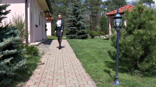 busty sürtük iki azgın adam tarafından tüm deliklerde becerdin
