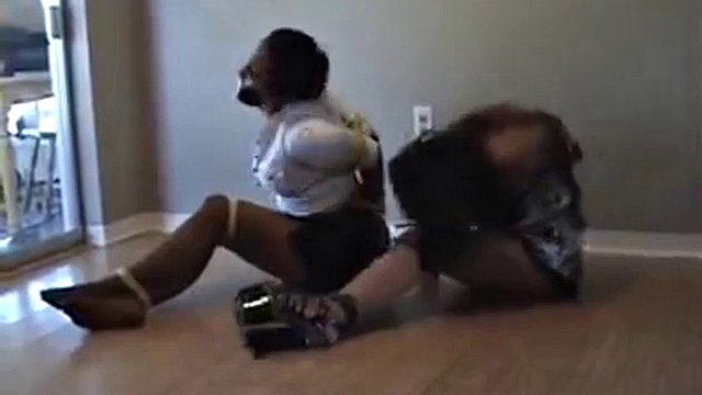 Deux magnifiques Ebony Girls ligotées et bâillonnées lors d'un vol à domicile