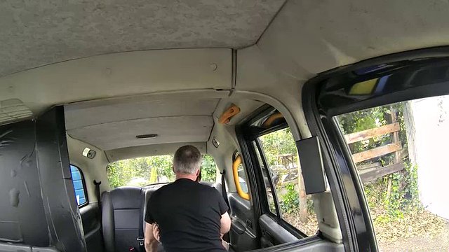 Ένας ταξιτζής γαμάει μια κοκκινομάλλα στο πίσω κάθισμα