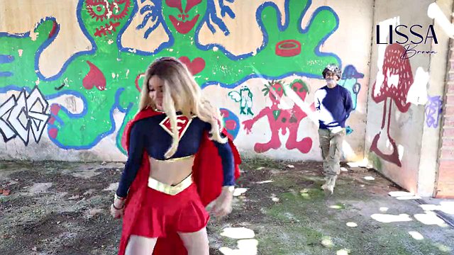 Supergirl viene ingannata nella tana del cattivo, ora deve scappare