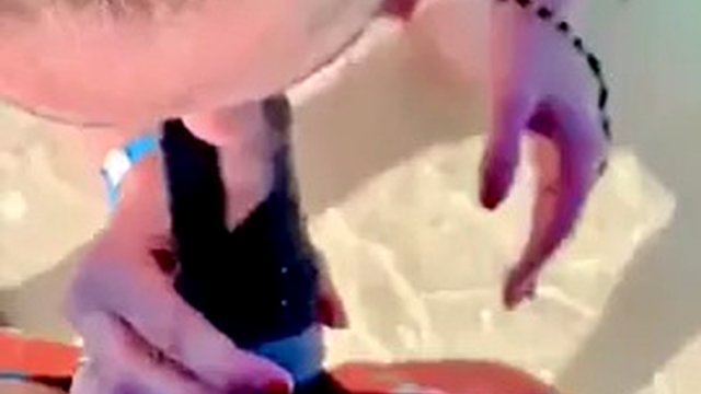 Emily Rose und James – Die freche Emily lutscht BBC James am jamaikanischen Strand neben der Kamera