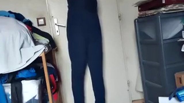 Crossdresser en auto bondage