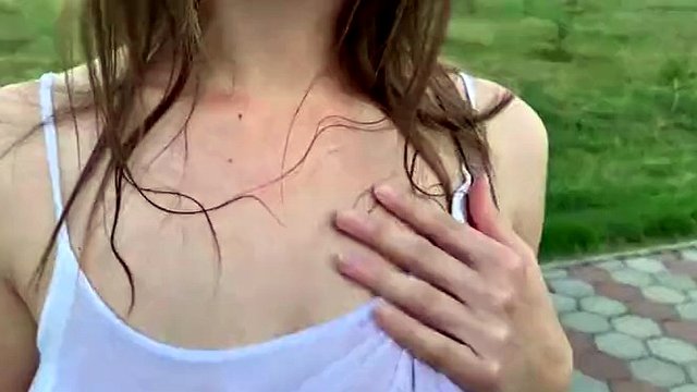 Han abbraccia il butt plug e scopa con un vicesceriffo