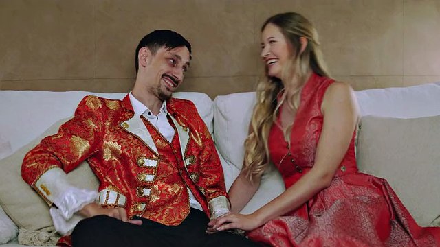 Seul le sexe passionné peut faire gémir si joyeusement la blonde bien roulée Stella Cardo